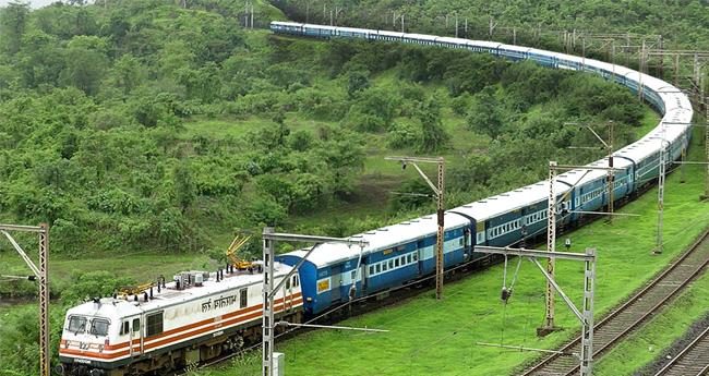 ച​ര​ക്ക് ലോ​റി റെ​യി​ല്‍​വേ ട്രാ​ക്കി​ലേ​ക്ക് മ​റി​ഞ്ഞു; ദ​മ്പ​തി​ക​ളു​ടെ ഇ​ട​പെ​ട​ലി​ൽ ഒ​ഴി​വാ​യ​ത് വ​ൻ ദു​ര​ന്തം