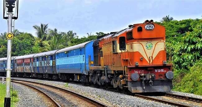 ട്രാക്കിൽ വെള്ളക്കെട്ട്, മരം; മ​ഴ​ക്കെ​ടു​തി രൂ​ക്ഷം, നി​ര​വ​ധി ട്രെ​യി​നു​ക​ൾ വൈ​കി​യോ​ടു​ന്നു