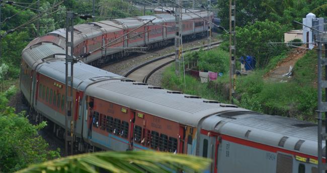 ആ​ലു​വ​യി​ൽ ബു​ധ​നാ​ഴ്ച ട്രാ​ക്ക് അ​റ്റ​കു​റ്റ​പ്പ​ണി​ക​ൾ;  ര​ണ്ട് ട്രെ​യി​നു​ക​ൾ റ​ദ്ദാ​ക്കി, മൂ​ന്ന് ട്രെ​യി​നു​ക​ൾ വൈ​കി​യോ​ടും