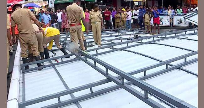 ക​ന​ത്ത മ​ഴ; തൃ​ശൂ​ർ കോ​ർ​പ​റേ​ഷ​ൻ കെ​ട്ടി​ട​ത്തി​ന്‍റെ കൂ​റ്റ​ൻ ഇ​രു​മ്പ് മേ​ൽ​ക്കൂ​ര മ​റി​ഞ്ഞു​വീ​ണു