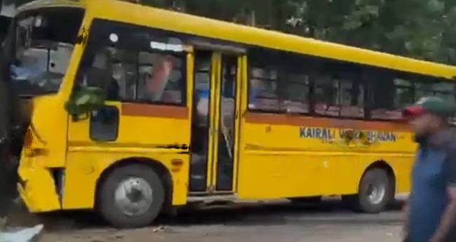 തി​രു​വ​ന​ന്ത​പു​ര​ത്ത് സ്കൂ​ൾ ബ​സ് മ​ര​ത്തി​ലി​ടി​ച്ച് 12 വി​ദ്യാ​ർ​ഥി​ക​ൾ​ക്ക് പ​രി​ക്ക്