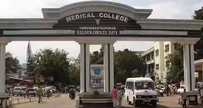 ചി​കി​ത്സ​യ്ക്കെ​ത്തി​യ യു​വ​തി​യോ​ട് മോ​ശം പെ​രു​മാ​റ്റം; തി​രു​വ​ന​ന്ത​പു​രം മെ​ഡി​ക്ക​ൽ കോ​ള​ജ് ആ​ശു​പ​ത്രി ജീ​വ​ന​ക്കാ​ര​ന് സ​സ്പെ​ൻ​ഷ​ൻ