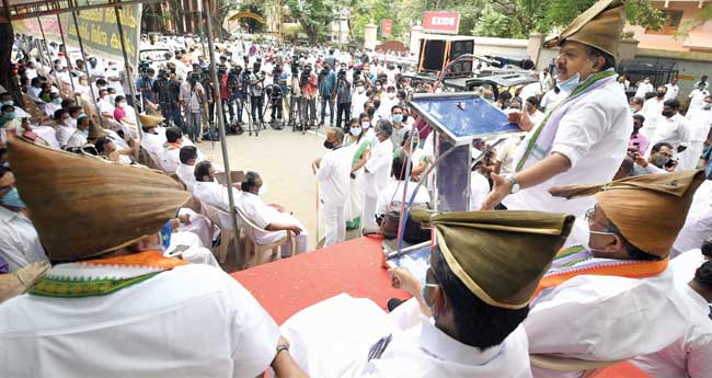 മോ​ദി സ​ർ​ക്കാ​ർ ക​ർ​ഷ​ക​രെ കോ​ർ​പ​റേ​റ്റു​ക​ൾ​ക്ക് പ​ണ​യം വ​ച്ചു:  ചെ​ന്നി​ത്ത​ല