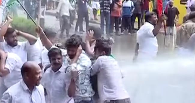 യു​വ​ജ​ന സം​ഘ​ട​ന​ക​ളു​ടെ നി​യ​മ​സ​ഭാ മാ​ർ​ച്ചി​ൽ സം​ഘ​ർ​ഷം; രാ​ഹു​ലും പി.​കെ. ഫി​റോ​സും ക​സ്റ്റ​ഡി​യി​ൽ