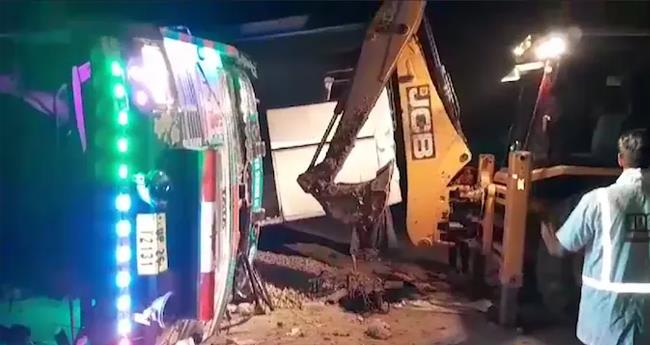 യു​പി​യി​ൽ ബ​സി​ന് മു​ക​ളി​ലേ​ക്ക് ട്ര​ക്ക് മ​റി​ഞ്ഞ് അ​പ​ക​ടം; 11 പേ​ര്‍ മ​രി​ച്ചു