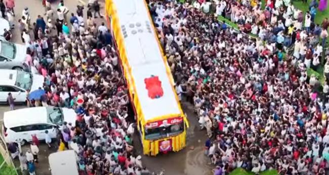 വി​എ​സി​ന് വി​ട ചൊ​ല്ലി ത​ല​സ്ഥാ​നം; വി​ലാ​പ​യാ​ത്ര ആ​ല​പ്പു​ഴ​യി​ലേ​ക്ക്; ഓ​ര്‍​മ​പൂ​ക്ക​ള്‍ അ​ര്‍​പ്പി​ച്ച് ആ​യി​ര​ങ്ങ​ള്‍