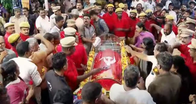ജ​ന​സാ​ഗ​രം ക​ട​ന്ന് ജ​ന്മ​ഗൃ​ഹ​ത്തി​ല്‍; പു​ന്ന​പ്ര​യി​ലെ വീ​ട്ടി​ല്‍ പൊ​തു​ദ​ര്‍​ശ​നം