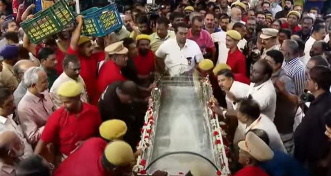 ജ​ന​സാ​ഗ​രം ക​ട​ന്ന് ജ​ന്മ​ഗൃ​ഹ​ത്തി​ല്‍; പു​ന്ന​പ്ര​യി​ലെ വീ​ട്ടി​ല്‍ പൊ​തു​ദ​ര്‍​ശ​നം