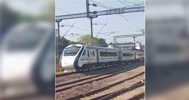 വാ​ത​ക​ച്ചോ​ര്‍​ച്ച, പു​ക: വ​ന്ദേ​ഭാ​ര​ത് എ​ക്സ്പ്ര​സ് ആ​ലു​വ​യി​ൽ നി​ർ​ത്തി​യി​ട്ടു