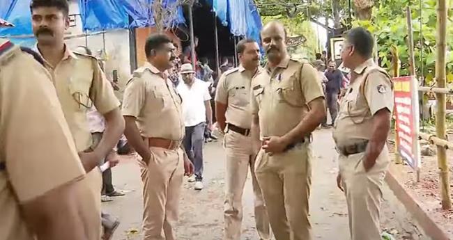 വ​ര്‍​ക്ക​ല ക്ലി​ഫി​ല്‍ മ​ണ്ണി​ടി​ച്ചി​ല്‍; അ​ന​ധി​കൃ​ത നി​ര്‍​മാ​ണ​ങ്ങ​ള്‍ ഒ​ഴി​പ്പി​ച്ച് അ​ധി​കൃ​ത​ര്‍