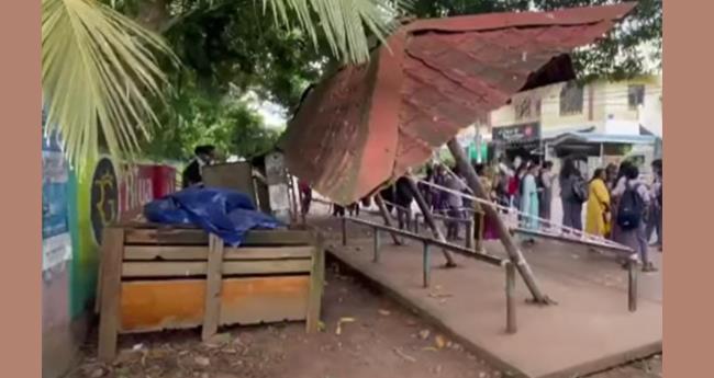 വ​ർ​ക്ക​ല​യി​ൽ സ്കൂ​ളി​ന് മു​ന്നി​ലെ ബ​സ് കാ​ത്തി​രി​പ്പ് കേ​ന്ദ്രം ത​ക​ർ​ന്നു