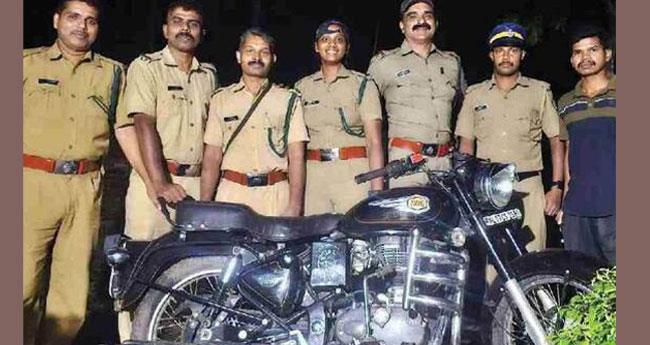 വ​ഴി​ക്ക​ട​വി​ൽ മ്ലാ​വി​റ​ച്ചി പി​ടി​കൂ​ടി​യ സം​ഭ​വം; ഒ​ളി​വി​ൽ ക​ഴി​യു​ന്ന പ്ര​തി​യു​ടെ ബൈ​ക്ക് പി​ടി​ച്ചെ​ടു​ത്തു.