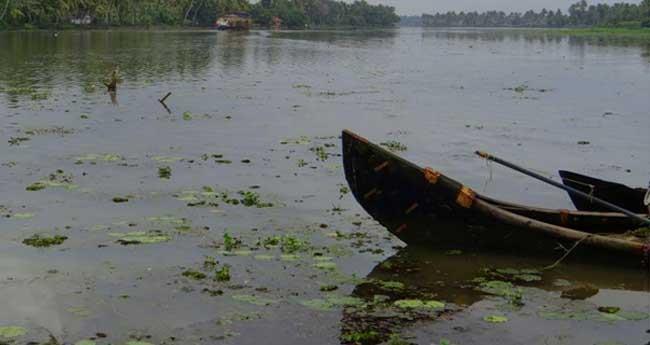 വേ​മ്പ​നാ​ട് കാ​യ​ലി​ൽ കു​ഴ​ഞ്ഞു​വീ​ണ മ​ത്സ്യ​ത്തൊ​ഴി​ലാ​ളി​ക്കാ​യി തി​ര​ച്ചി​ൽ തു​ട​രു​ന്നു