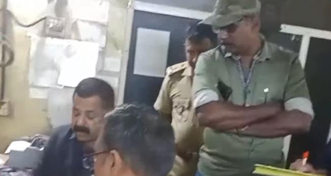 ചെ​ക്ക്‌​പോ​സ്റ്റു​ക​ളി​ലെ വി​ജി​ല​ന്‍​സ് പ​രി​ശോ​ധ​ന; വാ​ള​യാ​റി​ലും പാ​റ​ശാ​ല​യി​ലും വ്യാ​പ​ക ക്ര​മ​ക്കേ​ട് ക​ണ്ടെ​ത്തി