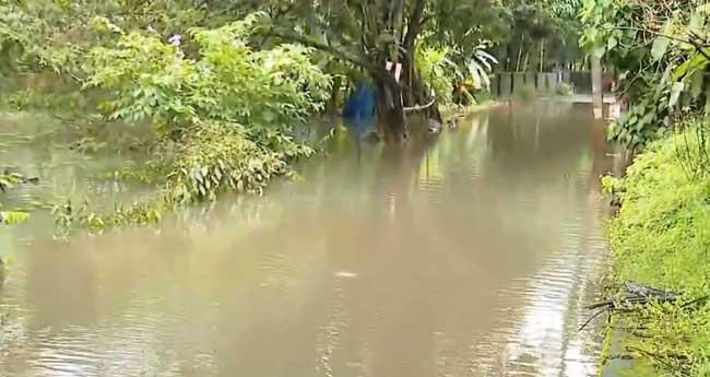 ക​ന​ത്ത​മ​ഴ, വെ​ള്ള​ക്കെ​ട്ട്; കോ​ഴി​ക്കോ​ട് വി​ല​ങ്ങാ​ട് സ്കൂ​ളു​ക​ൾ​ക്ക് അ​വ​ധി