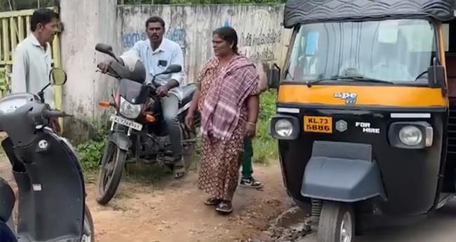വ​യ​നാ​ട്ടി​ലും കോ​ഴി​ക്കോ​ട്ടും ഭൂ​മി​ക്ക​ടി​യി​ല്‍​നി​ന്ന് പ്ര​ക​മ്പ​നം; ആ​ളു​ക​ളെ ഒ​ഴി​പ്പി​ക്കു​ന്നു