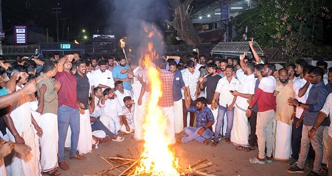 രാ​ഹു​ൽ മാ​ങ്കൂ​ട്ട​ത്തി​ലി​ന്‍റെ അ​റ​സ്റ്റ്; നൈ​റ്റ് മാ​ർ​ച്ചി​ൽ പ്ര​തി​ഷേ​ധം ഇ​ര​മ്പി