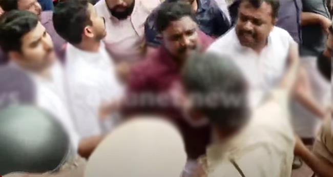 എ‍​ഡി​എ​മ്മി​ന്‍റെ മ​ര​ണം: പി.​പി.ദി​വ്യ​ക്കെ​തി​രെ യൂ​ത്ത് കോ​ൺ​ഗ്ര​സ്- യു​വ​മോ​ർ​ച്ച പ്ര​തി​ഷേ​ധം