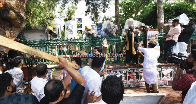 ആ​ക്ര​മ​ണം, ക​ലാ​പാ​ഹ്വ​നം; യൂ​ത്ത് കോ​ണ്‍​ഗ്ര​സ് മാ​ര്‍​ച്ച് സം​ഘ​ര്‍​ഷ​ത്തി​ൽ കേ​സെ​ടു​ത്ത് പോ​ലീ​സ്