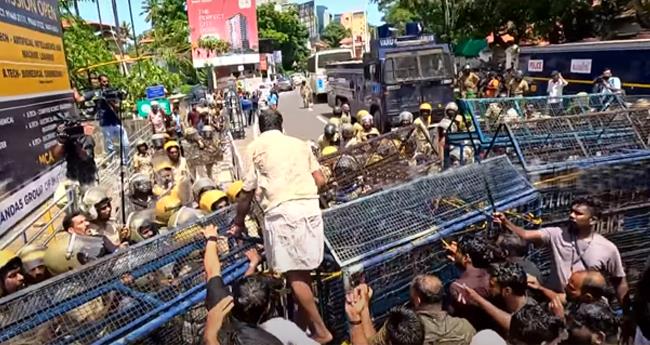 ആ​രോ​ഗ്യ​മ​ന്ത്രി​ക്കെ​തി​രേ വ്യാ​പ​ക പ്ര​തി​ഷേ​ധം; ത​ല​സ്ഥാ​ന​ത്ത് യൂ​ത്ത് കോ​ൺ​ഗ്ര​സ് മാ​ർ​ച്ചി​ൽ സം​ഘ​ർ​ഷം