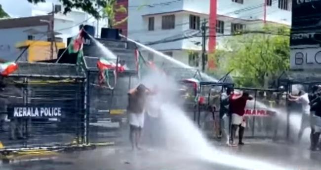 മു​ഖ്യ​മ​ന്ത്രി രാ​ജി​വ​യ്ക്ക​ണം: വി​വി​ധ ജി​ല്ല​ക​ളി​ൽ യൂ​ത്ത് കോ​ൺ​ഗ്ര​സ് പ്ര​തി​ഷേ​ധം, സം​ഘ​ർ​ഷം