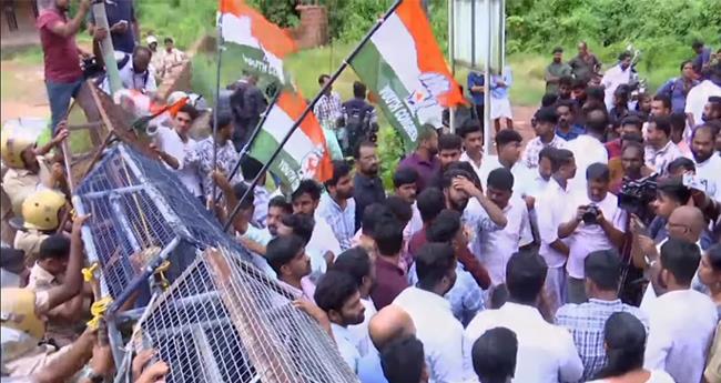 എ​ഡി​എ​മ്മി​ന്‍റെ ആ​ത്മ​ഹ​ത്യ: പി.​പി. ദി​വ്യ​യു​ടെ വീ​ട്ടി​ലേ​ക്ക് യൂ​ത്ത് കോ​ൺ​ഗ്ര​സ് പ്ര​തി​ഷേ​ധം; സം​ഘ​ർ​ഷം