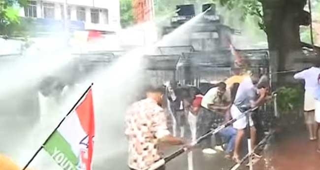 ജോ​യി​യു​ടെ മ​ര​ണം: ന​ഗ​ര​സ​ഭ​യി​ലേ​ക്ക് യൂ​ത്ത് കോ​ൺ​ഗ്ര​സ് മാ​ർ​ച്ച്; ജ​ല​പീ​ര​ങ്കി പ്ര​യോ​ഗി​ച്ചു