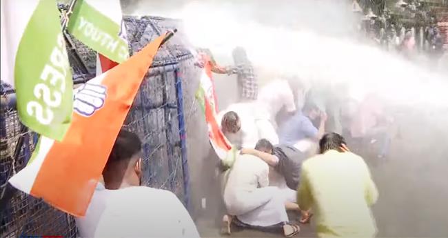 എ​ല​പ്പു​ള്ളി ബ്രൂ​വ​റി: യൂ​ത്ത് കോ​ൺ​ഗ്ര​സി​ന്‍റെ നി​യ​മ​സ​ഭാ മാ​ർ​ച്ചി​ൽ സം​ഘ​ർ​ഷം, 16 ത​വ​ണ ജ​ല​പീ​ര​ങ്കി പ്ര​യോ​ഗി​ച്ചു