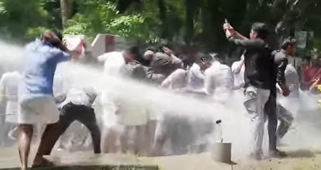 യൂ​ത്ത് കോ​ണ്‍​ഗ്ര​സി​ന്‍റെ നി​യ​മ​സ​ഭാ മാ​ര്‍​ച്ചി​ല്‍ സം​ഘ​ര്‍​ഷം