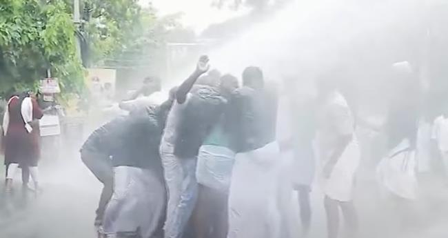 പാ​ല​ക്കാ​ട്ടെ യൂ​ത്ത് കോ​ണ്‍​ഗ്ര​സ്  മാ​ര്‍​ച്ചി​ല്‍ സം​ഘ​ര്‍​ഷം
