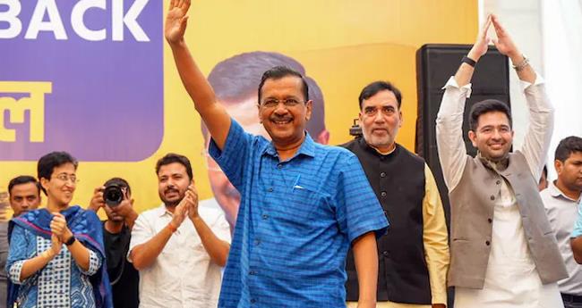 അ​ര​വി​ന്ദ് കേ​ജ​രി​വാ​ൾ ചൊ​വ്വാ​ഴ്ച രാ​ജി​വെ​ക്കും;  മ​ന്ത്രി​മാ​രു​മാ​യി ച​ർ​ച്ച ന​ട​ത്തി