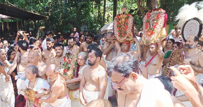 ഭ​ക്തി​സാ​ന്ദ്ര​മാ​യി മ​ണ്ണാ​റ​ശാ​ല; ആ​യി​ല്യം എ​ഴു​ന്ന​ള്ള​ത്ത് തൊ​ഴു​ത് ആ​യി​ര​ങ്ങ​ൾ