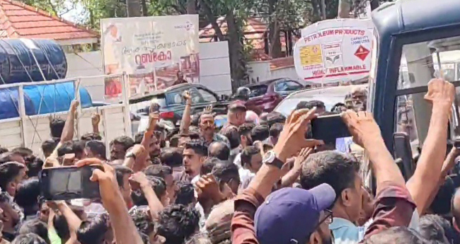 സൂരജ് വധം: ശി​ക്ഷി​ക്ക​പ്പെ​ട്ട​വ​ർ​ക്ക് സി​പി​എ​മ്മി​ന്‍റെ യാ​ത്ര​യയ​പ്പും സെ​ൻ​ട്ര​ൽ ജ​യി​ലി​ൽ സ്വീ​ക​ര​ണ​വും