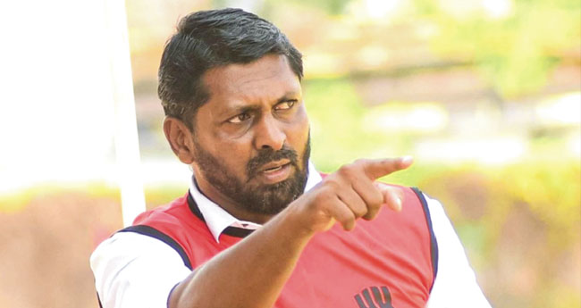 തീരത്ത്  കാല്പന്തിരന്പം