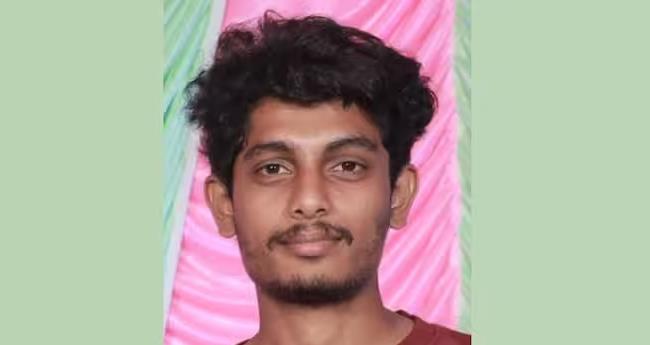 ആ​ല​പ്പു​ഴ​യി​ൽ കാ​ർ ബൈ​ക്കി​ലി​ടി​ച്ച് യു​വാ​വ് മ​രി​ച്ചു