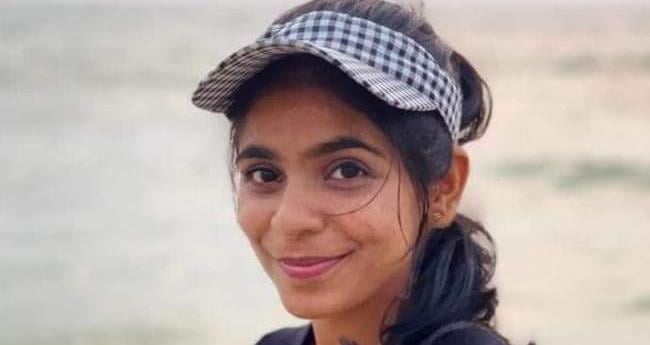 അ​മ്മ​യ്ക്കൊ​പ്പം സ്കൂ​ട്ട​റി​ൽ സ​ഞ്ച​രി​ച്ച  മ​ക​ൾ ക്രെ​യി​ൻ ത​ട്ടി മ​രി​ച്ചു