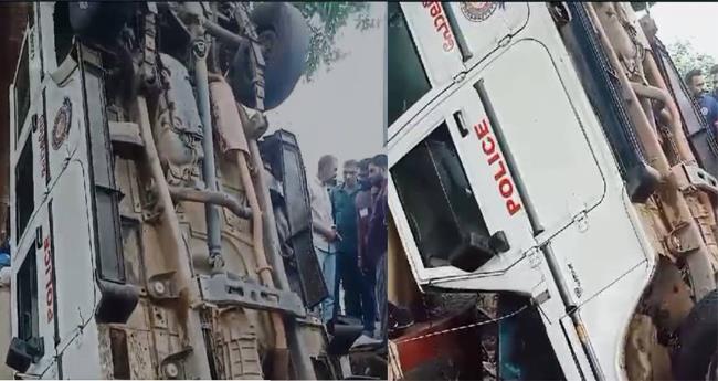 പോ​ലീ​സ് ജീ​പ്പ് മറിഞ്ഞ് അ​പ​ക​ടം; വ​ഴി​യോ​ര ക​ച്ച​വ​ട​ക്കാ​ര​ന്‍ മ​രി​ച്ചു; നാ​ല് പേ​ര്‍​ക്ക് പ​രി​ക്ക്