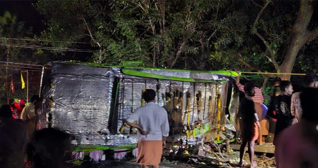 ശ​ബ​രി​മ​ല തീ​ർ​ഥാ​ട​ക​ർ സ​ഞ്ച​രി​ച്ചി​രു​ന്ന മി​നി ബ​സ് മ​റി​ഞ്ഞു; 15 പേ​ർ​ക്ക് പ​രി​ക്ക്