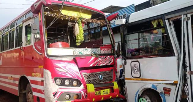 നി​ര്‍​ത്തി​യി​ട്ട ടൂ​റി​സ്റ്റ് ബ​സി​ലേ​ക്ക് സ്വ​കാ​ര്യ ബ​സ് ഇ​ടി​ച്ചു​ക​യ​റി; 15 പേ​ർ​ക്ക് പ​രി​ക്ക്