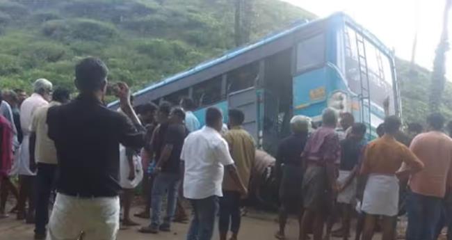 സ്വ​കാ​ര്യ ബ​സ് റോ​ഡി​ൽ നി​ന്ന് തെ​ന്നി​മാ​റി; ര​ണ്ടു പേ​ർ​ക്ക് പ​രി​ക്ക്