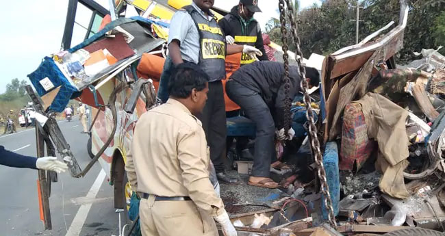 കർണാടകയിൽ വാഹനാപകടത്തിൽ  11 പേർ മരിച്ചു