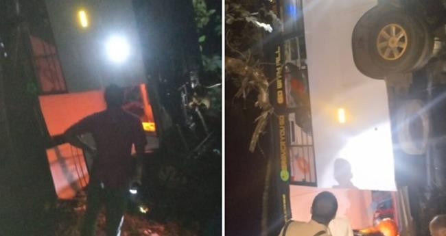 നാ​ട​ക സം​ഘം സ​ഞ്ച​രി​ച്ച ബ​സ് മ​റി​ഞ്ഞു; ര​ണ്ടു പേ​ർ​ക്ക് ദാ​രു​ണാ​ന്ത്യം