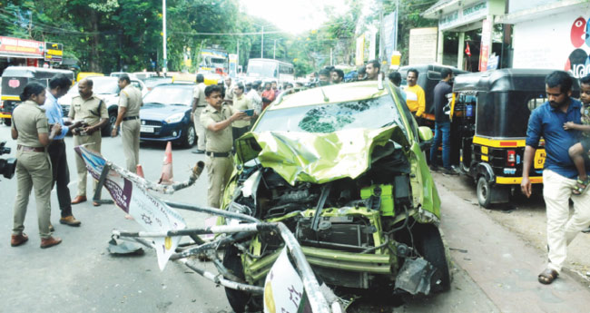 ഡ്രൈ​വിം​ഗ് പ​രി​ശീ​ല​ന​ത്തി​നി​ടെ  കാ​ർ ഫു​ട്പാ​ത്തി​ലേ​ക്കു  പാ​ഞ്ഞു​ക​യ​റി ; നാ​​​ലു പേ​​​രു​​​ടെ നി​​​ല അ​​​തീ​​​വ ഗു​​​രു​​​ത​​​രം