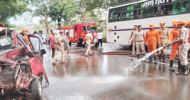 ദന്പതികൾ സഞ്ചരിച്ച കാറും ടൂറിസ്റ്റ് ബസും കൂട്ടിയിടിച്ച് ഭർത്താവ് മരിച്ചു