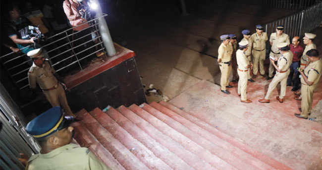 അ​പ​ക​ടവ്യാ​പ്തി വ​ര്‍​ധി​ച്ച​ത്  പ്ര​വേ​ശ​ന ക​വാ​ട​ത്തി​ന്‍റെ സ്ഥലപരിമിതി