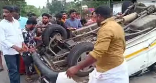 കാ​റു​ക​ൾ കൂ​ട്ടി​യി​ടി​ച്ച് ത​ല​കീ​ഴാ​യി  മ​റി​ഞ്ഞു; അ​ഞ്ചു പേ​ർ​ക്ക് പ​രി​ക്ക്