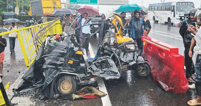 ബ​സ് ഓ​ട്ടോ​റി​ക്ഷ​യി​ലി​ടി​ച്ച് ഒ​രു കു​ടും​ബ​ത്തി​ലെ ആ​റു പേർ മ​രിച്ചു