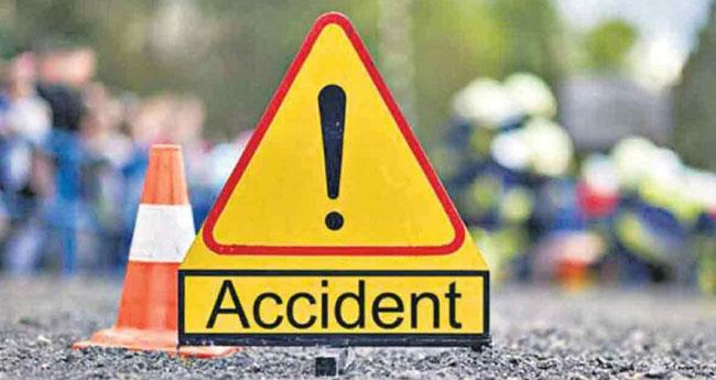 ഡ​ൽ​ഹി​യി​ൽ നി​ർ​ത്തി​യി​ട്ടി​രു​ന്ന ബ​സി​ന്‍റെ പി​ന്നി​ലേ​യ്ക്ക് ട്ര​ക്ക് ഇ​ടി​ച്ചു​ക​യ​റി അ​പ​ക​ടം: മൂ​ന്ന് മ​ര​ണം