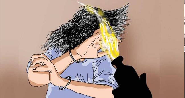 ക​ണ്ണൂ​രി​ൽ വീ​ട്ട​മ്മ​യ്ക്കു​നേ​രേ ആ​സി​ഡ് ആ​ക്ര​മ​ണം; ഭ​ർ​ത്താ​വ് അ​റ​സ്റ്റി​ൽ