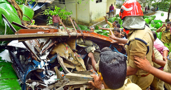 ലോറി ​നി​യ​ന്ത്ര​ണം​വി​ട്ടു മ​റി​ഞ്ഞു: കാ​ബി​നി​ൽ കു​ടു​ങ്ങി ഡ്രൈ​വ​ർ മ​രി​ച്ചു